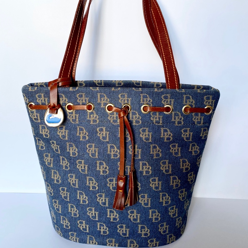 Dooney & Bourke handbag used like new signature